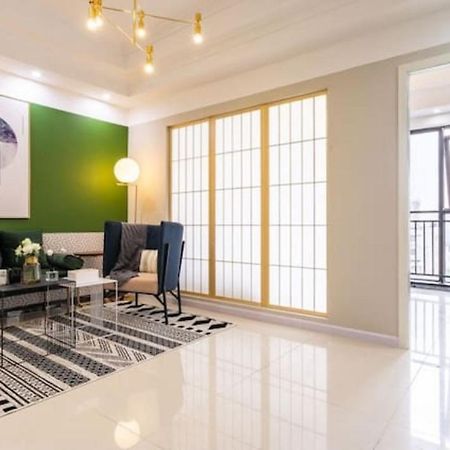 Wuhan Hongshan-Guanggu Square- Locals Apartment 00157650 المظهر الخارجي الصورة