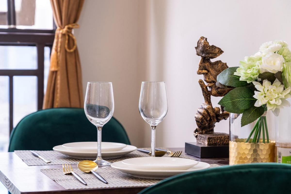 Wuhan Hongshan-Guanggu Square- Locals Apartment 00157650 المظهر الخارجي الصورة