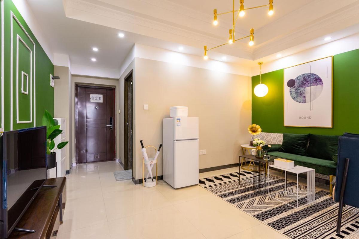 Wuhan Hongshan-Guanggu Square- Locals Apartment 00157650 المظهر الخارجي الصورة