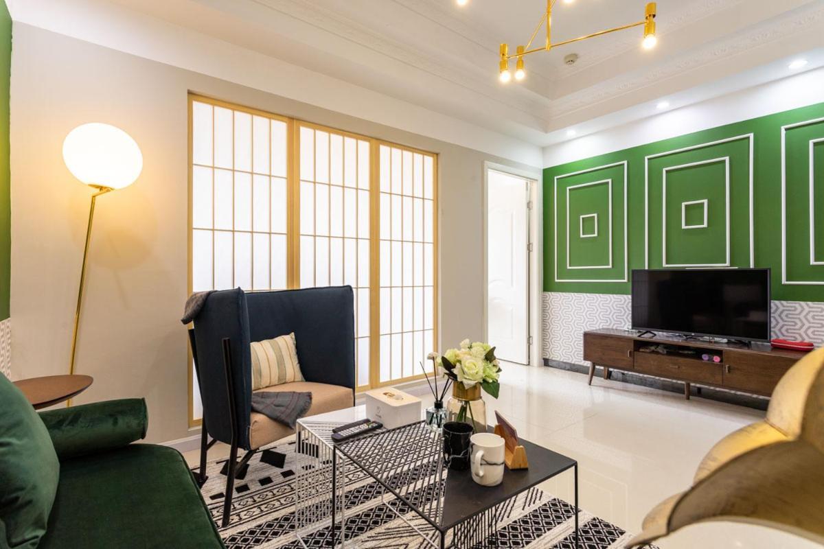 Wuhan Hongshan-Guanggu Square- Locals Apartment 00157650 المظهر الخارجي الصورة