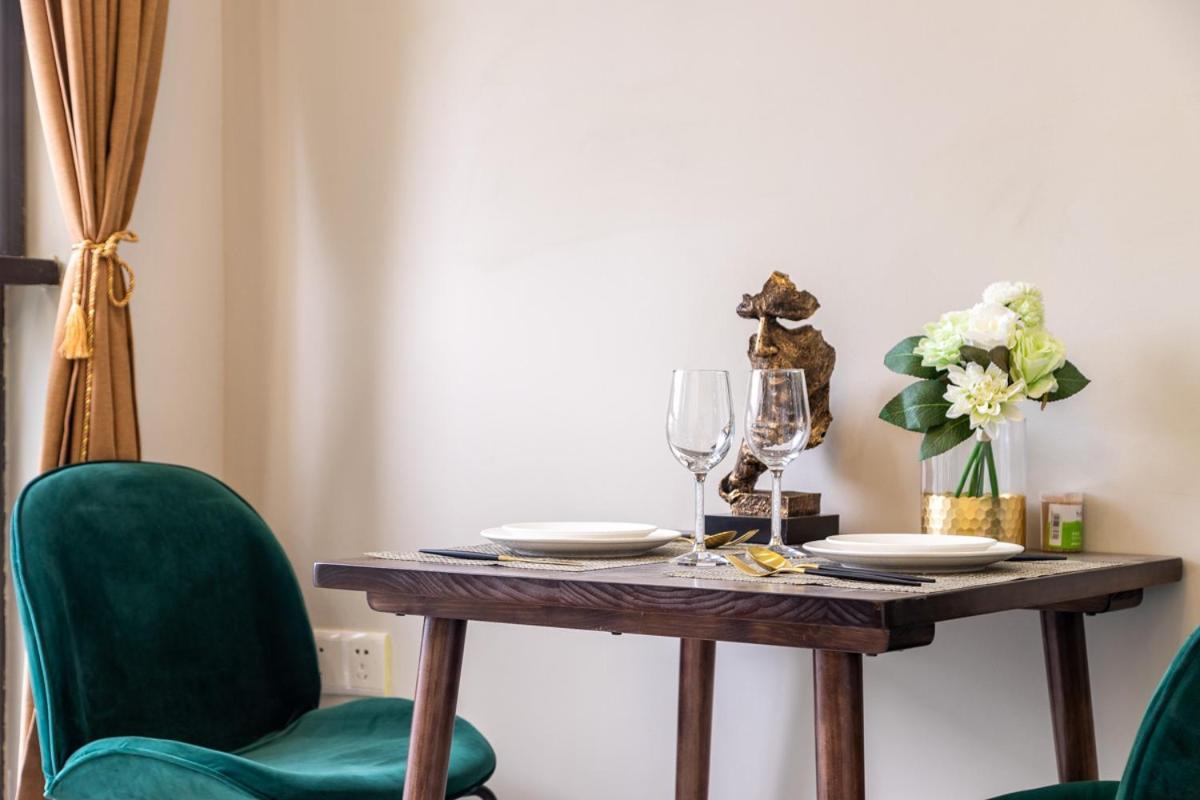 Wuhan Hongshan-Guanggu Square- Locals Apartment 00157650 المظهر الخارجي الصورة