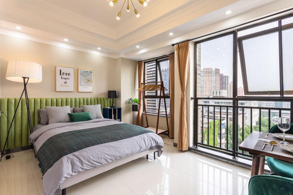 Wuhan Hongshan-Guanggu Square- Locals Apartment 00157650 المظهر الخارجي الصورة
