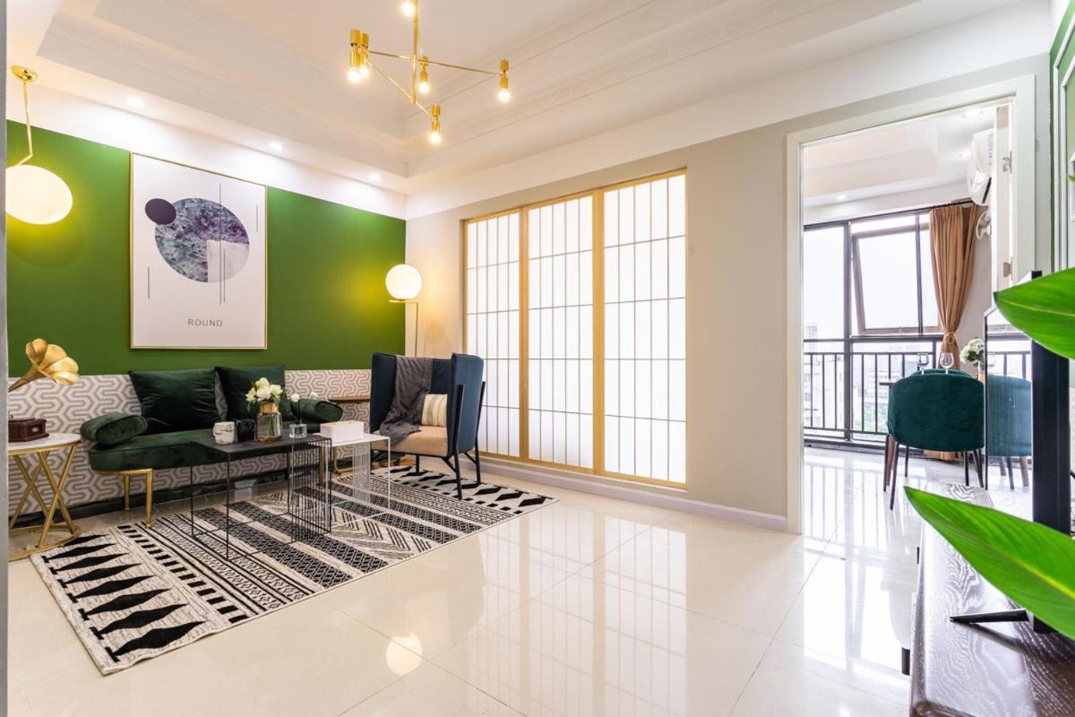Wuhan Hongshan-Guanggu Square- Locals Apartment 00157650 المظهر الخارجي الصورة