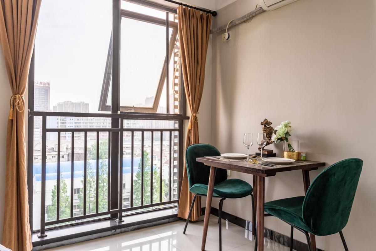 Wuhan Hongshan-Guanggu Square- Locals Apartment 00157650 المظهر الخارجي الصورة