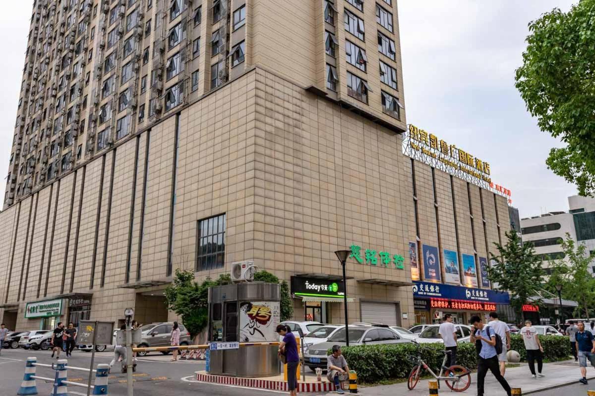 Wuhan Hongshan-Guanggu Square- Locals Apartment 00157650 المظهر الخارجي الصورة