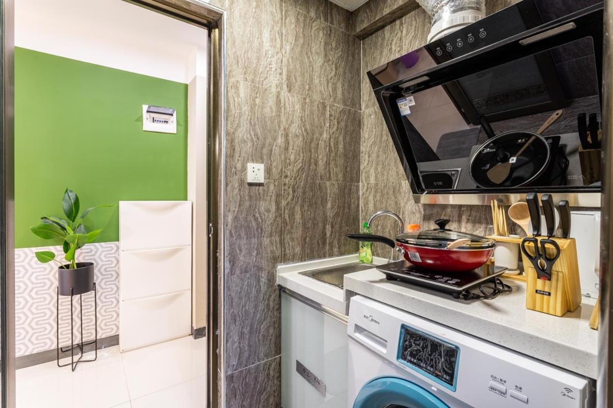 Wuhan Hongshan-Guanggu Square- Locals Apartment 00157650 المظهر الخارجي الصورة